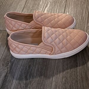 Steve Madden Women's Ecentrcq Sneaker in light pink/nude color, Size 6.5
